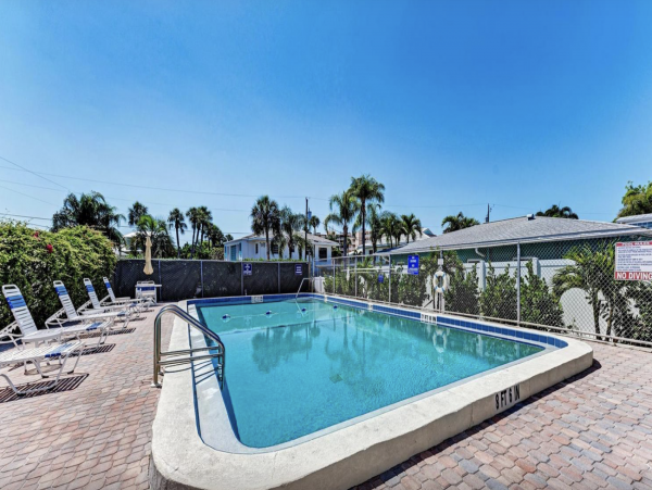 Holmes Beach Stunning Vacation Condo